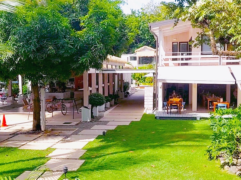 The Gulded Iguana surf hotel front view